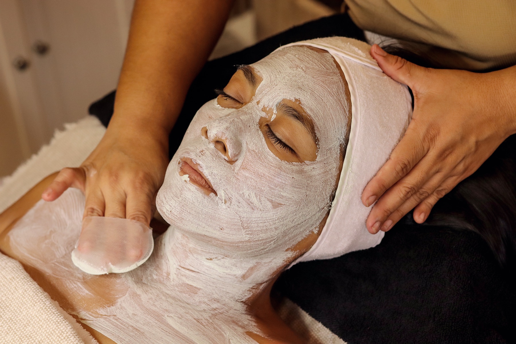 Fotografía de aplicación de tratamiento facial en Studio25